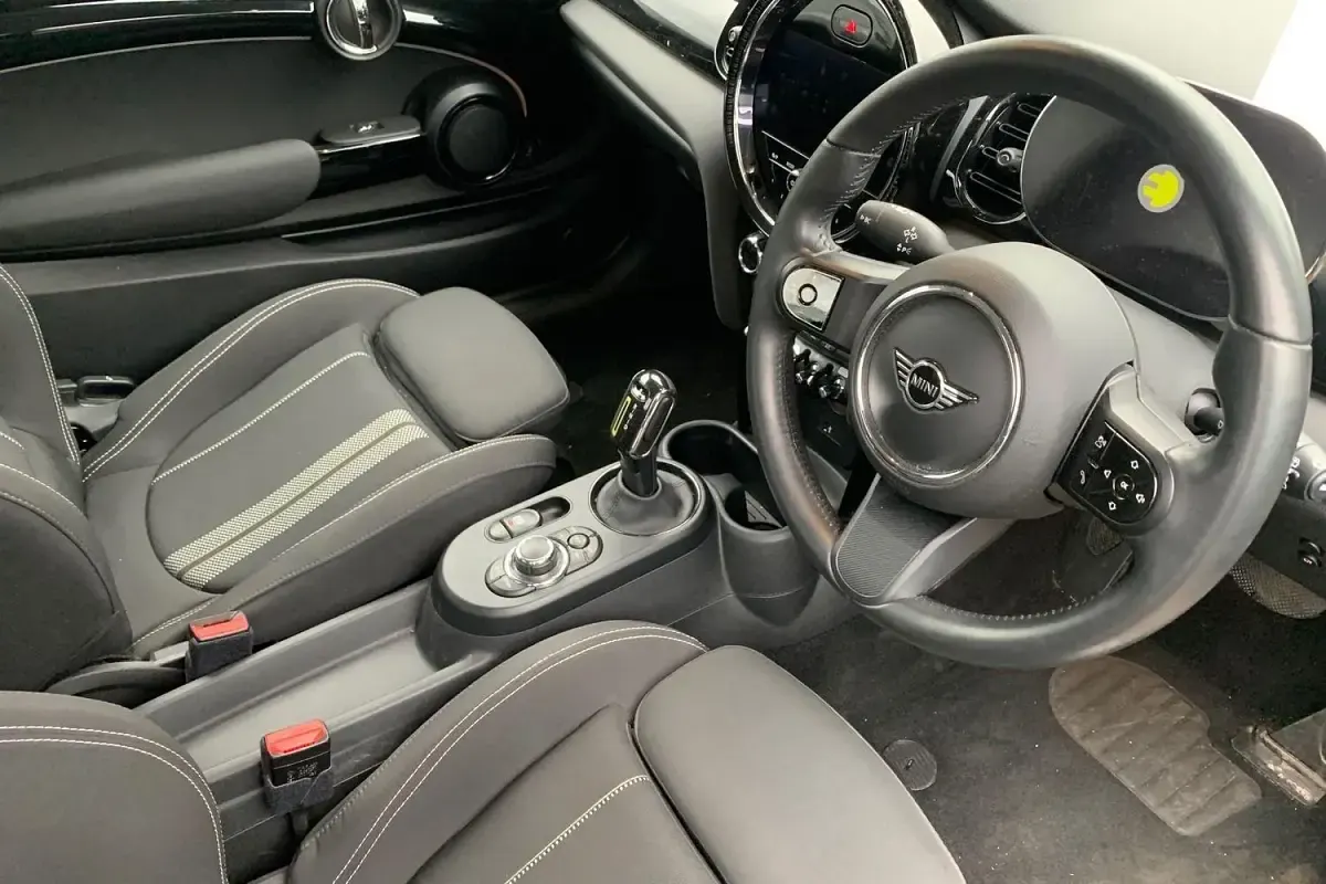 Używany Mini Cooper S Level 1 135 kW (184 KM) 2022 Srebrny Hatchback