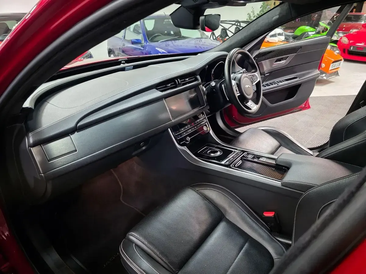 Used Jaguar XF Sportbrake S 300 HP (220 kW) 2019 Red Estate