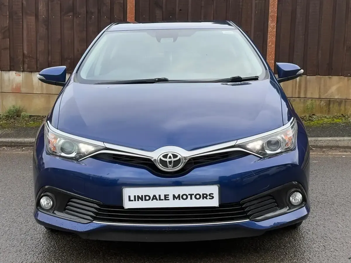 Used Toyota Auris 112 HP (82 kW) 2016 Blue Hatchback