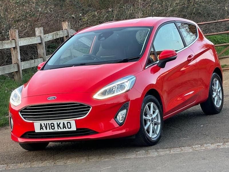 Used Ford Fiesta Zetec 70 HP (51 kW) 2018 Red Hatchback