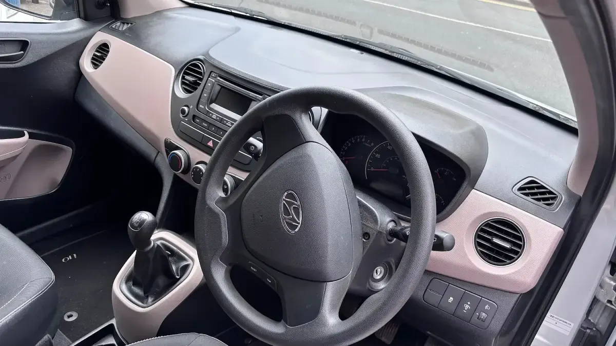 Used Hyundai i10 67 HP (49 kW) 2014 Silver Hatchback