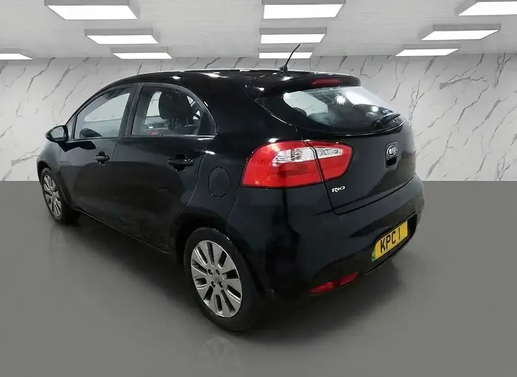 Usado Kia Rio 107 CV (78 kW) 2012 Negro Utilitario