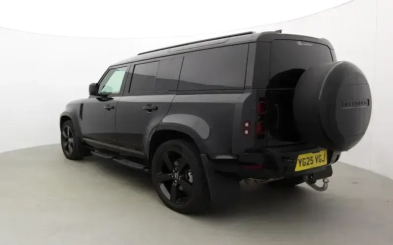 Used Land Rover Defender HSE Dynamic 349 HP (256 kW) 2025 Black SUV