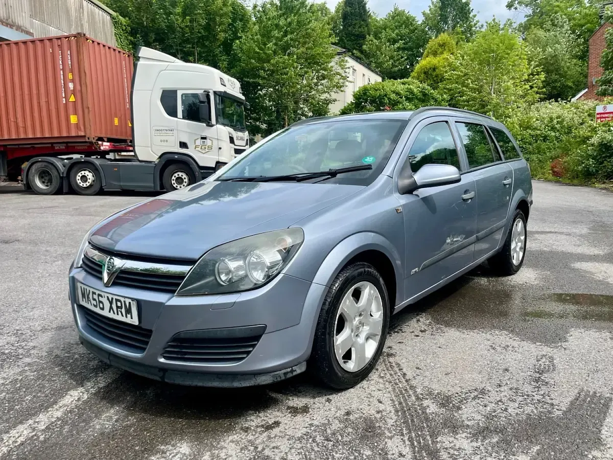 Used Vauxhall Astra 89 HP (65 kW) 2006 Silver Estate