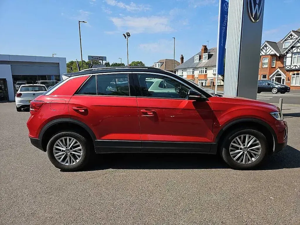 Used VW T-Roc Life 110 HP (80 kW) 2022 Red SUV