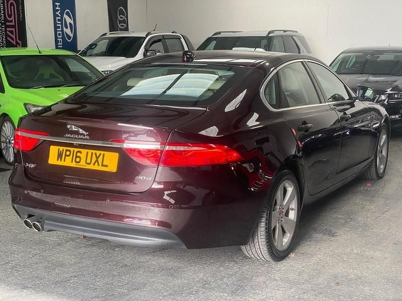 Used Jaguar XF Portfolio 180 HP (132 kW) 2016 Red Sedan