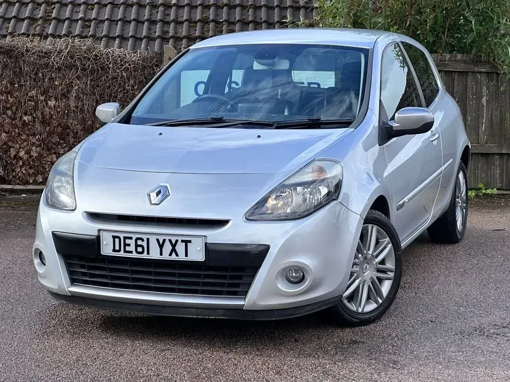 Usado Renault Clio II Dynamique 75 CV (55 kW) 2011 Plateado Utilitario
