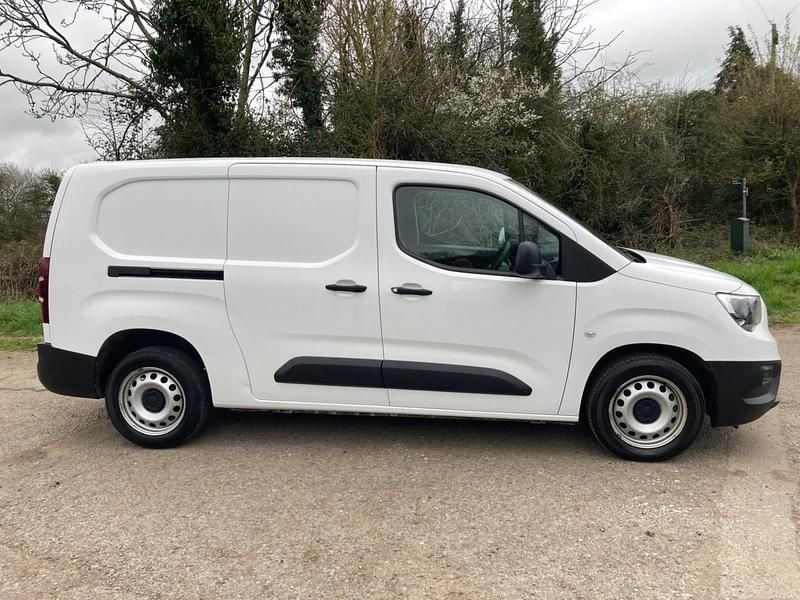 Second-hand Vauxhall Combo 100 CP (73 kW) 2021 Alb Monovolum