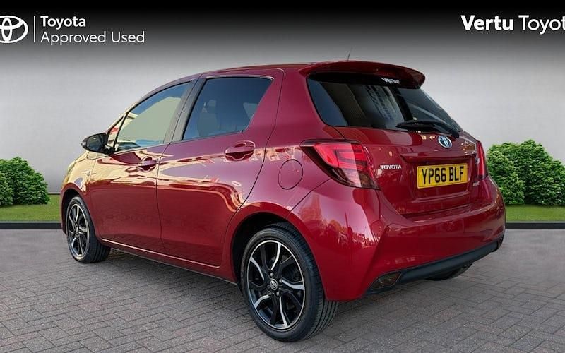 Used Toyota Yaris Hybrid Design 101 HP (74 kW) 2016 Red Hatchback