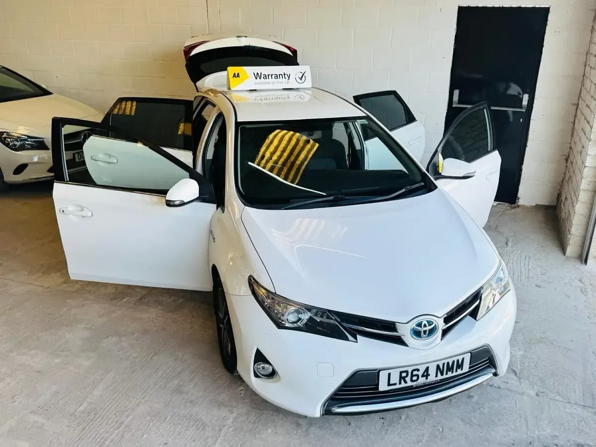 Używany Toyota Auris Hybrid 2014 Biały Hatchback