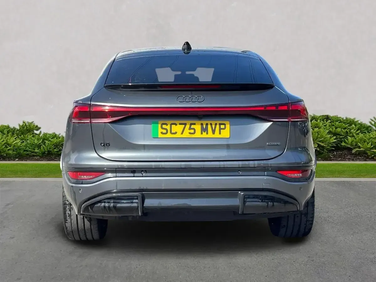 Begagnad Audi e-tron Premium 284 kW (387 HK) 2026 Grå SUV