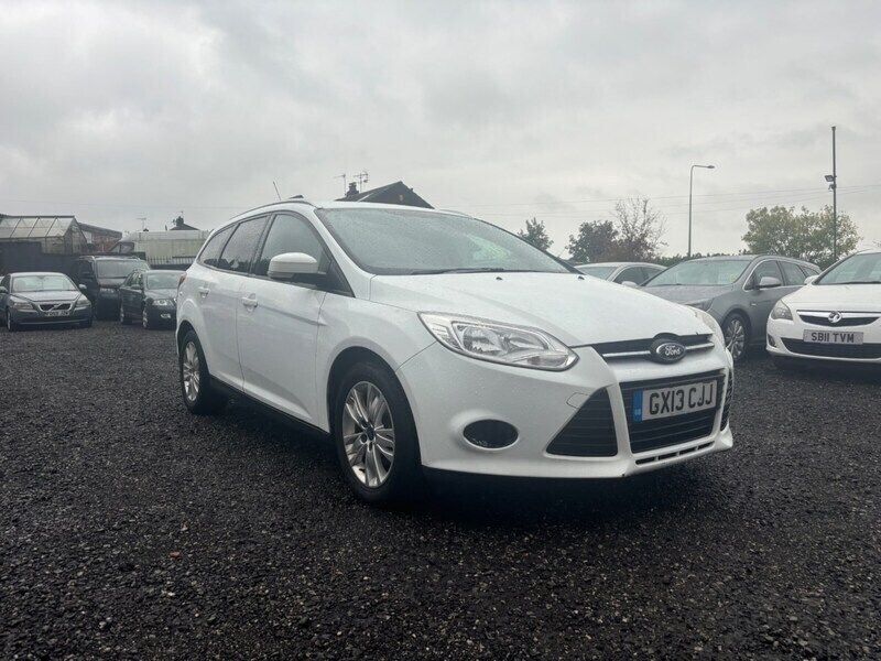 White Used 2013 Ford Focus Estate | £2,195 (Fair price) - Image 1/4