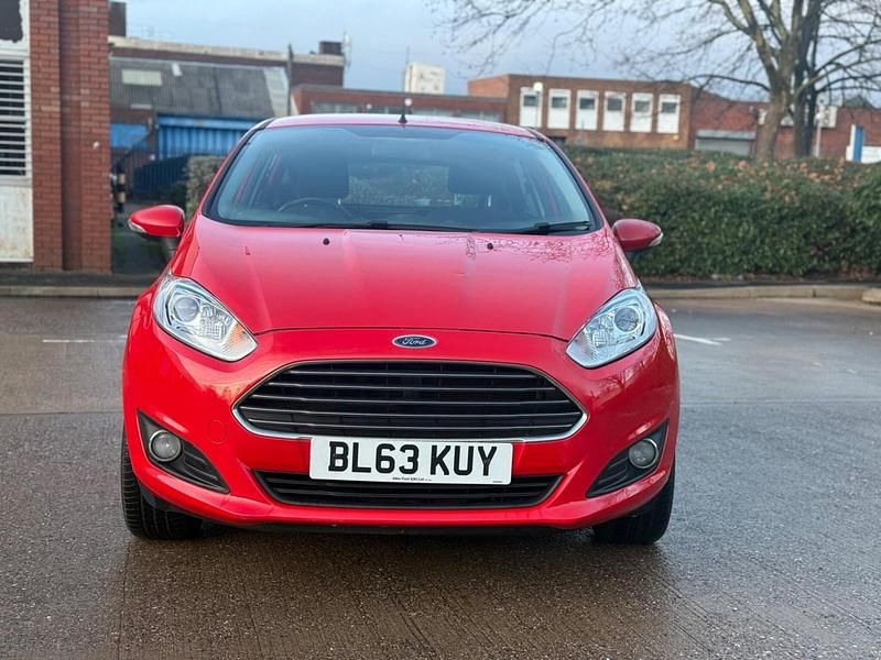 Used Ford Fiesta Zetec 82 HP (60 kW) 2014 Red Hatchback