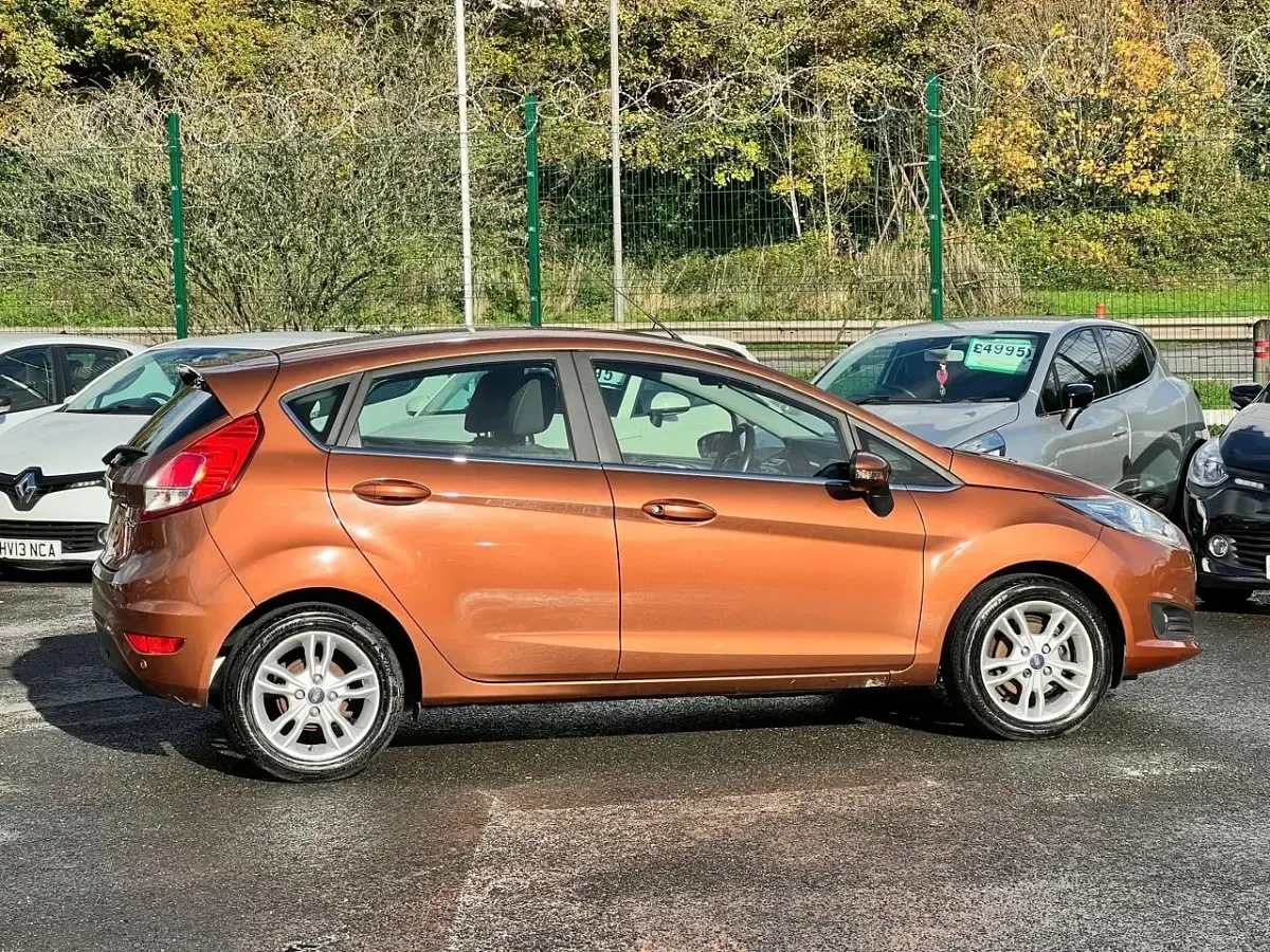 Używany Ford Fiesta Zetec 100 KM (73 kW) 2016 Brązowy Hatchback