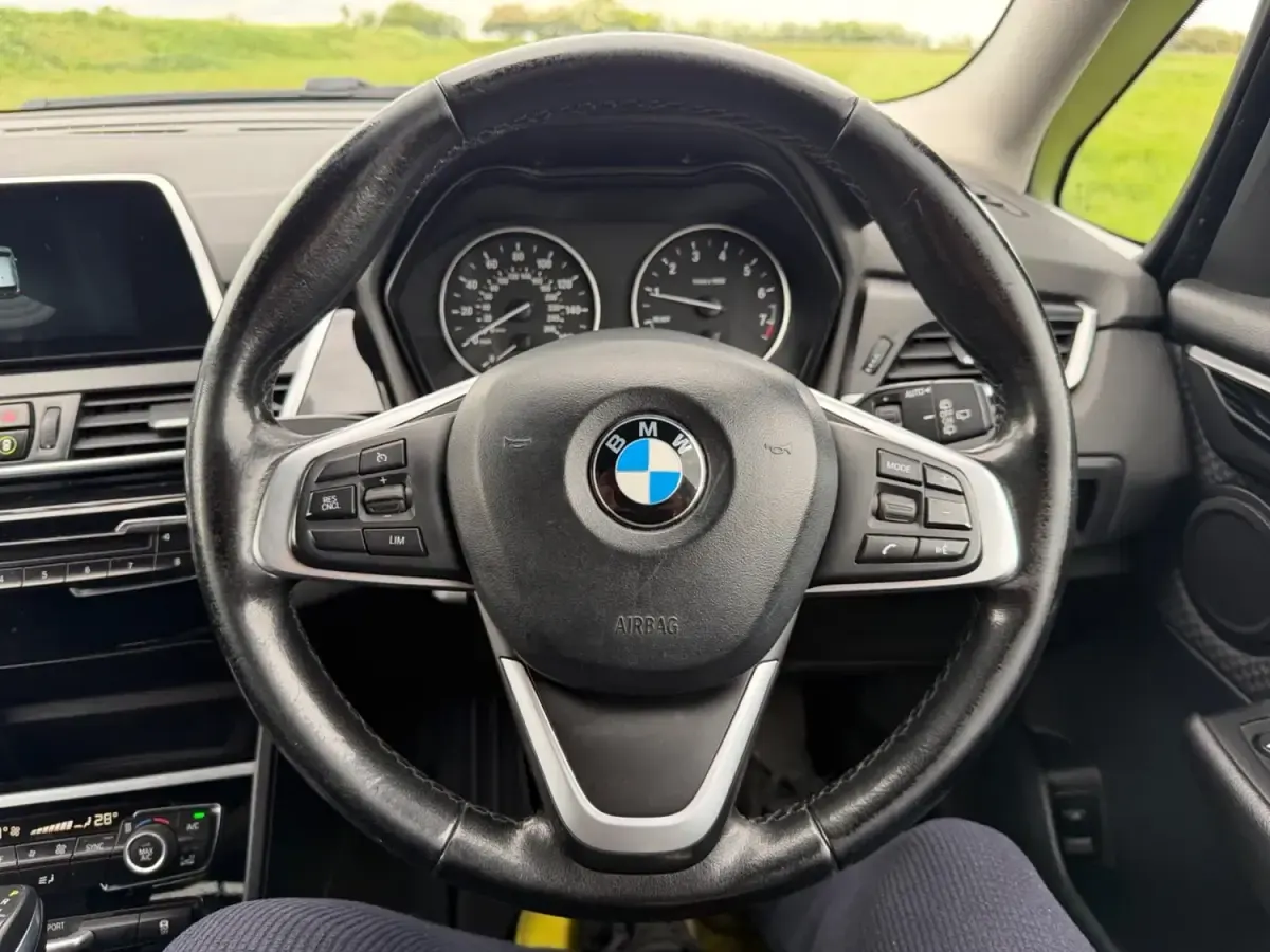 Begagnad BMW 218 Impressive 2017 Vit Kombi