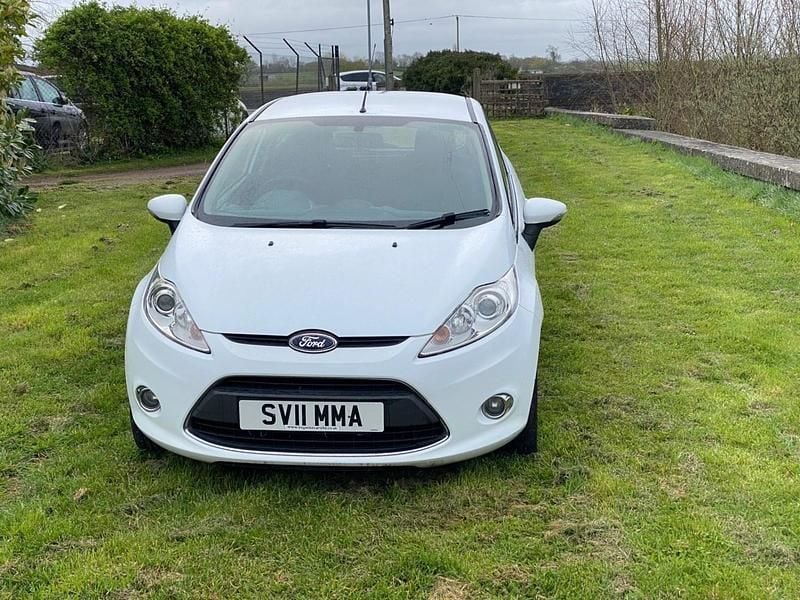 Used Ford Fiesta Zetec 82 HP (60 kW) 2011 White Hatchback