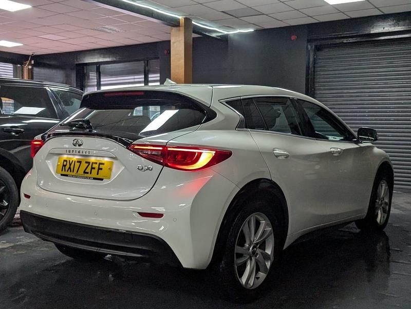 Used Infiniti Q30 109 HP (80 kW) 2017 White Hatchback