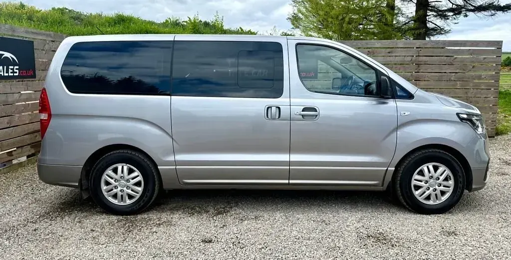 Usado Hyundai I800 SE 170 HP (125 kW) 2018 Prateado Monovolume