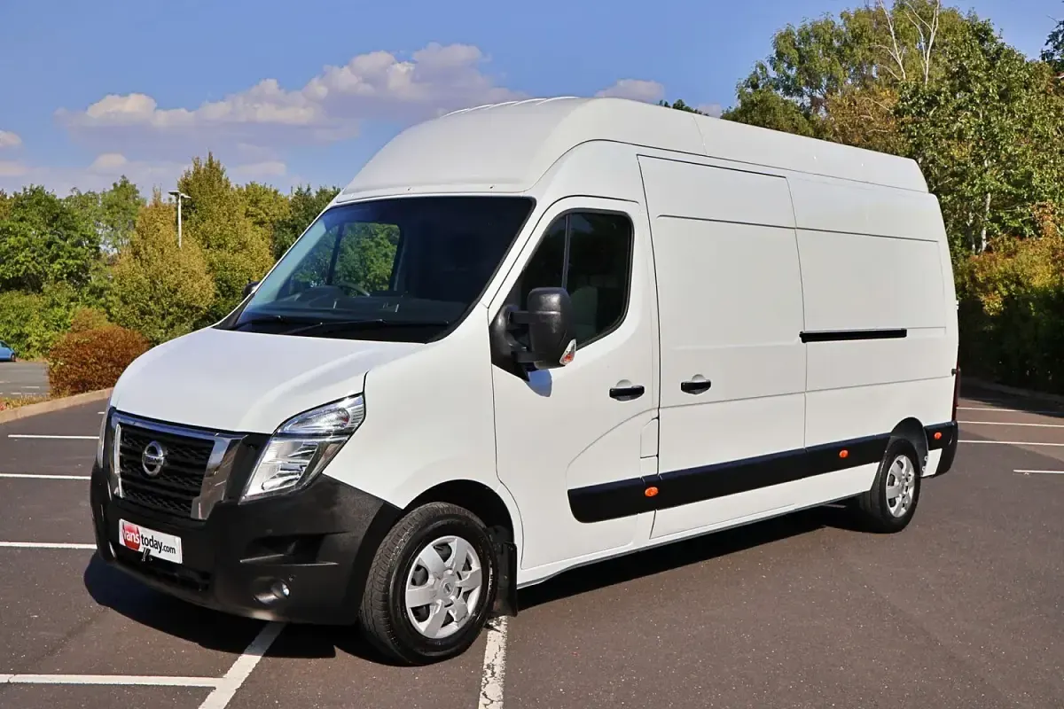 Used Nissan Interstar Tekna 180 HP (132 kW) 2024 White Van