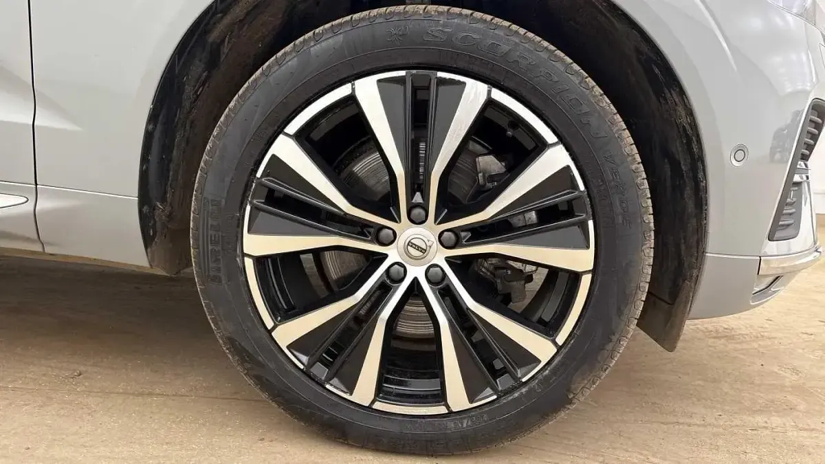 Usado Volvo XC60 Ultra 247 HP (181 kW) 2025 Cinzento SUV