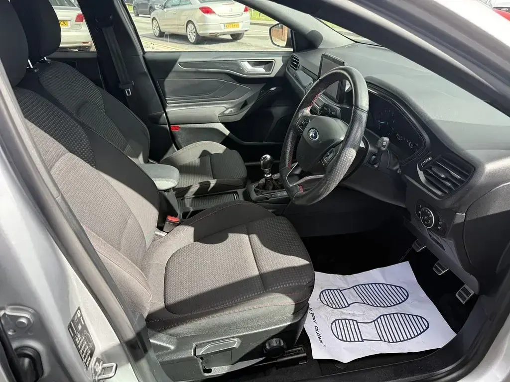 Used Ford Focus ST-Line 125 HP (91 kW) 2020 Silver Hatchback