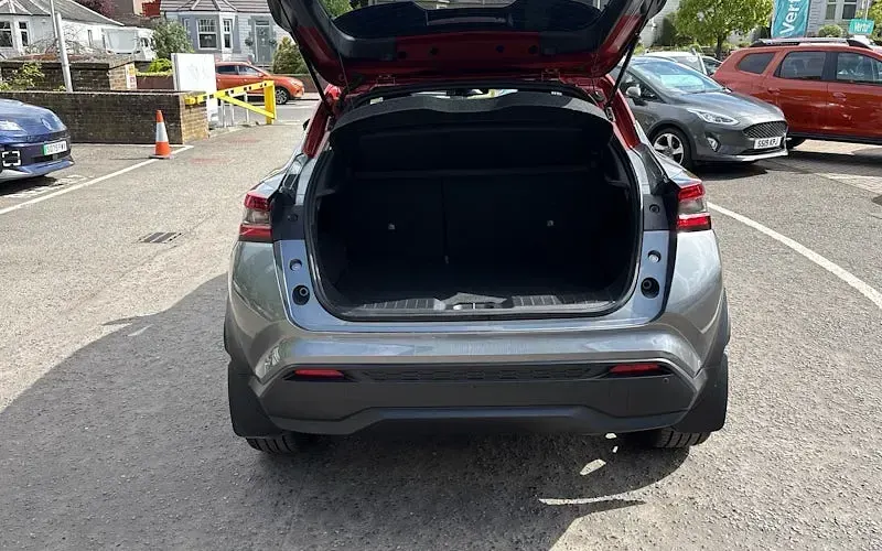 Usado Nissan Juke Tekna 143 CV (105 kW) 2023 Gris SUV