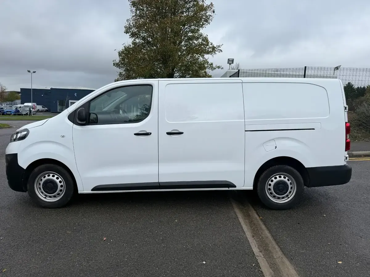 Used Vauxhall Vivaro 145 HP (106 kW) 2022 White MPV