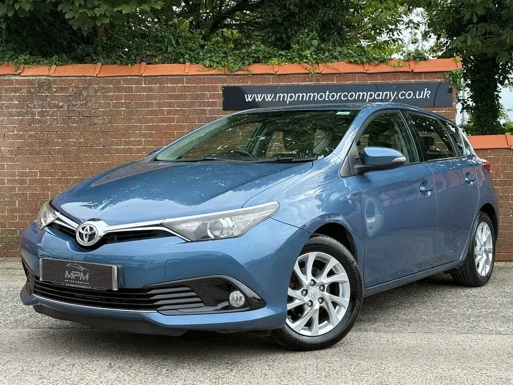 Used Toyota Auris 116 HP (85 kW) 2017 Blue Hatchback