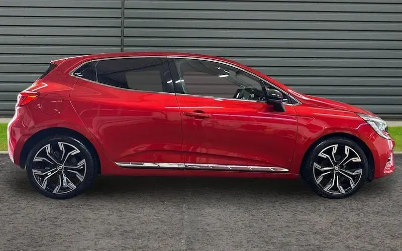 Used Renault Clio Techno 90 HP (66 kW) 2022 Red Hatchback