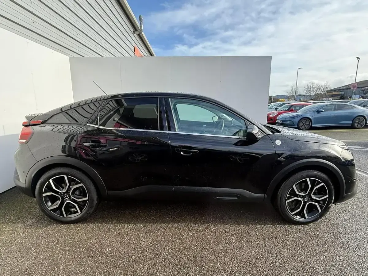 Begagnad Citroën e-C4 98 kW (134 HK) 2022 Svart Halvkombi