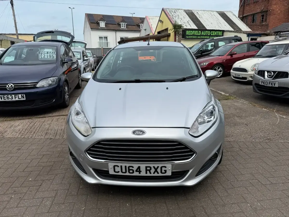 Usado Ford Fiesta Zetec 75 CV (55 kW) 2015 Plateado Utilitario