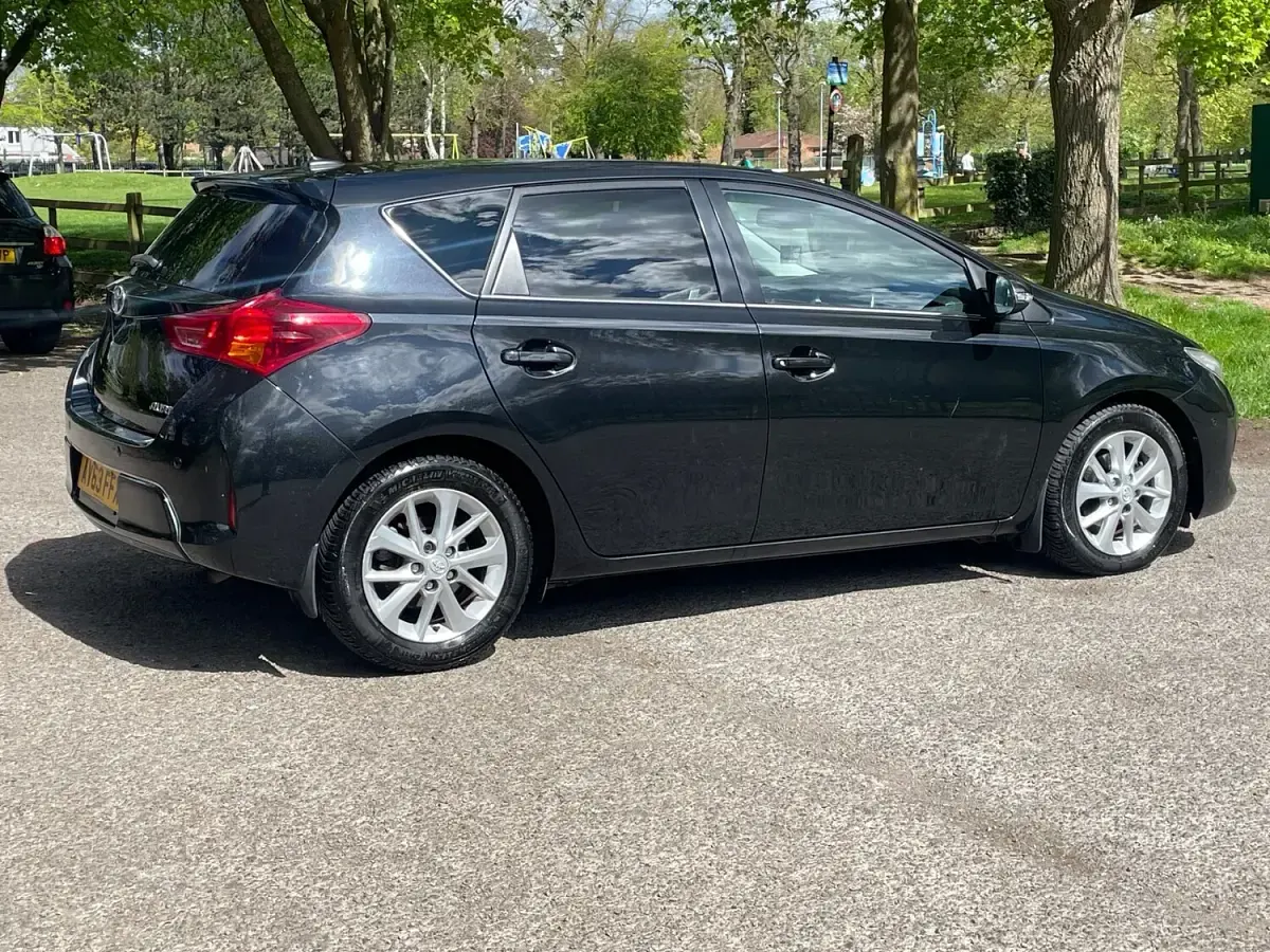 Used Toyota Auris 90 HP (66 kW) 2013 Black Hatchback