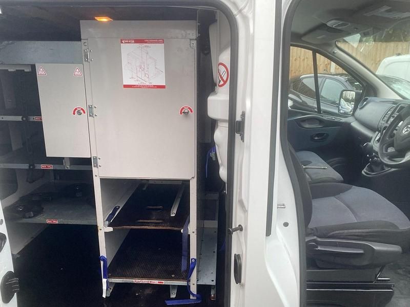 Used Vauxhall Vivaro S 95 HP (69 kW) 2018 White MPV