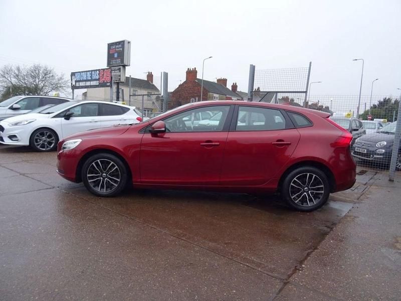 Used Volvo V40 Momentum 122 HP (89 kW) 2016 Red Hatchback