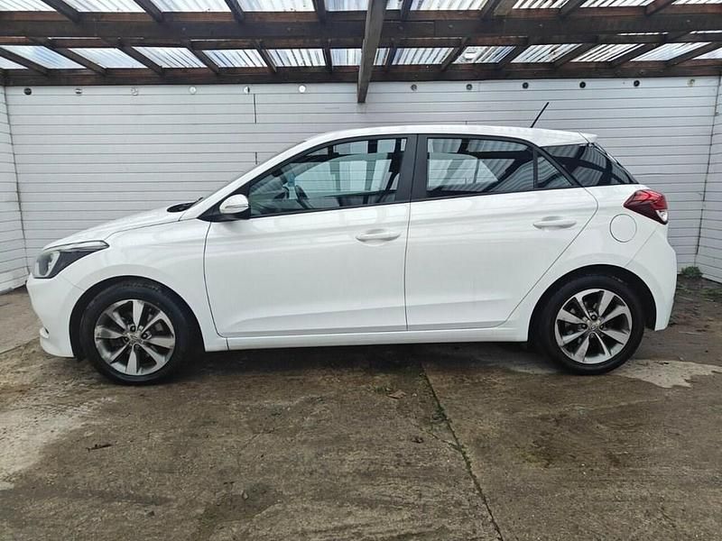 Used Hyundai i20 Edition 100 HP (73 kW) 2017 White Hatchback