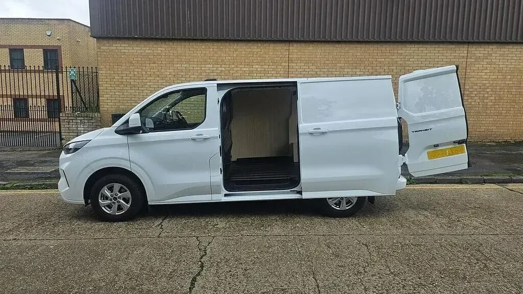 New Ford Transit Custom Limited 136 HP (100 kW) 2026 White Van