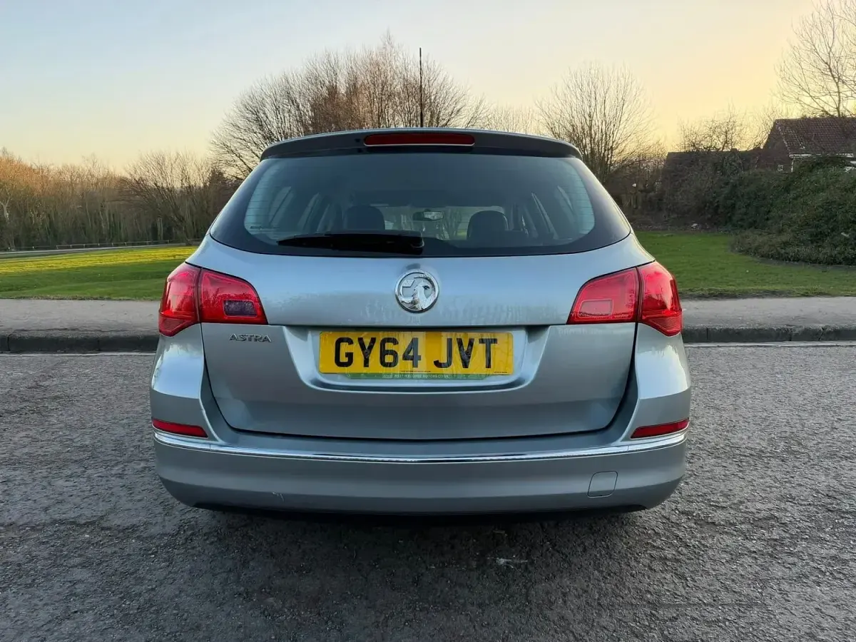 Used Vauxhall Astra Design Edition 95 HP (69 kW) 2014 Grey Estate