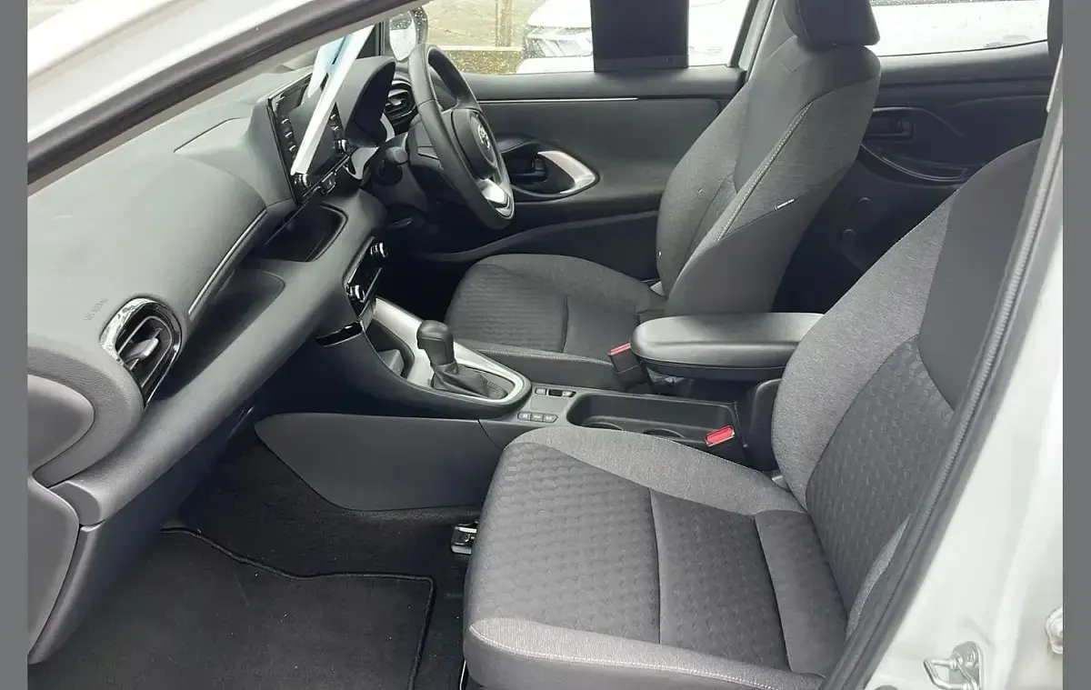 Used Toyota Yaris Hybrid 114 HP (83 kW) 2022 White Hatchback