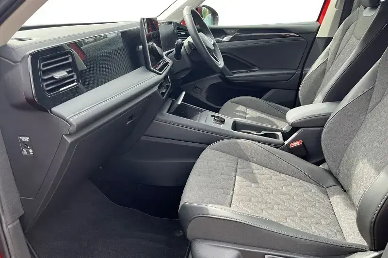 Second-hand VW Tiguan Match 150 CP (110 kW) 2025 Roșu SUV