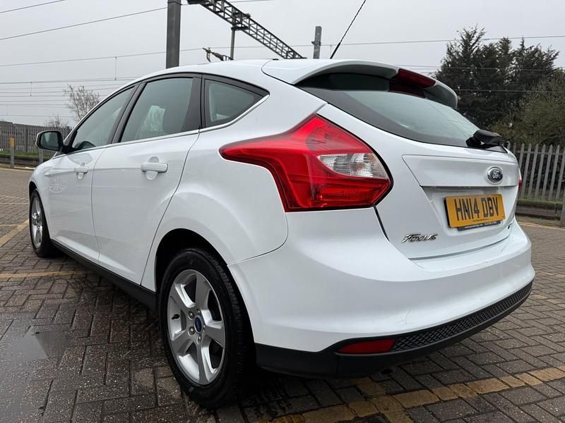 Used Ford Focus Zetec 125 HP (91 kW) 2014 White Hatchback