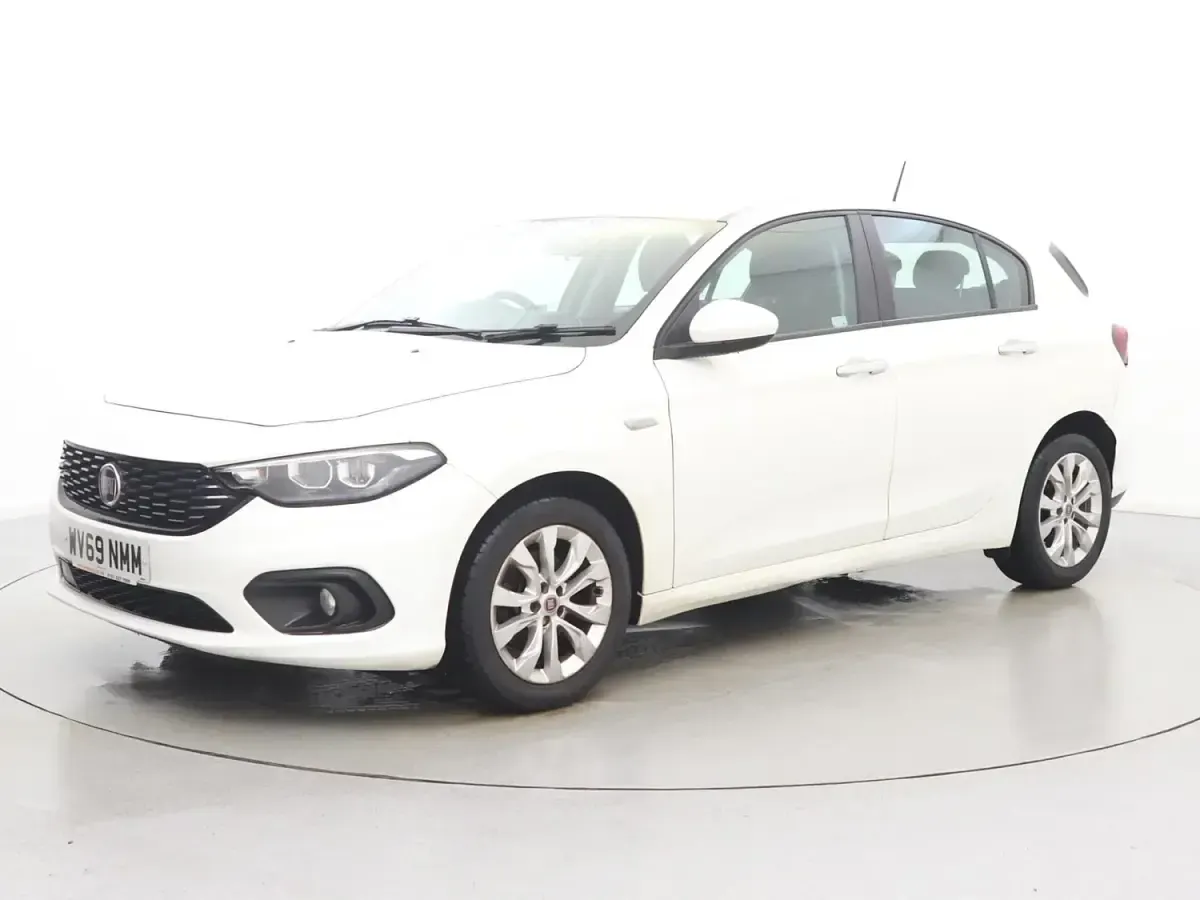 Begagnad Fiat Tipo Easy Plus 95 HK (69 kW) 2019 Vit Halvkombi