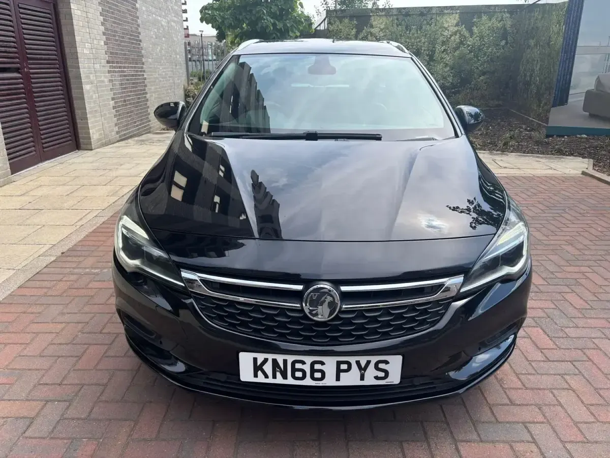 Usado Vauxhall Astra Elite 150 CV (110 kW) 2016 Negro Familiar
