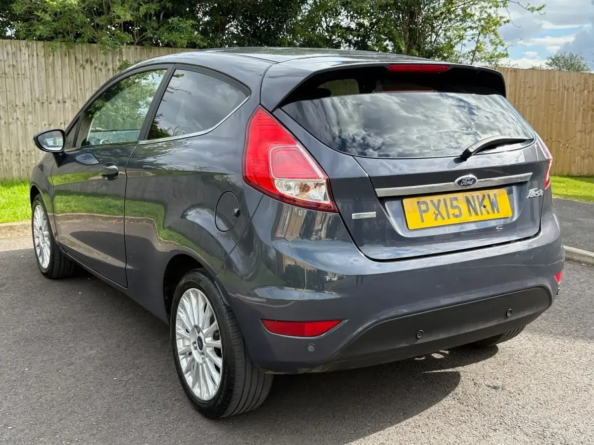 Begagnad Ford Fiesta Titanium 125 HK (91 kW) 2015 Grå Halvkombi
