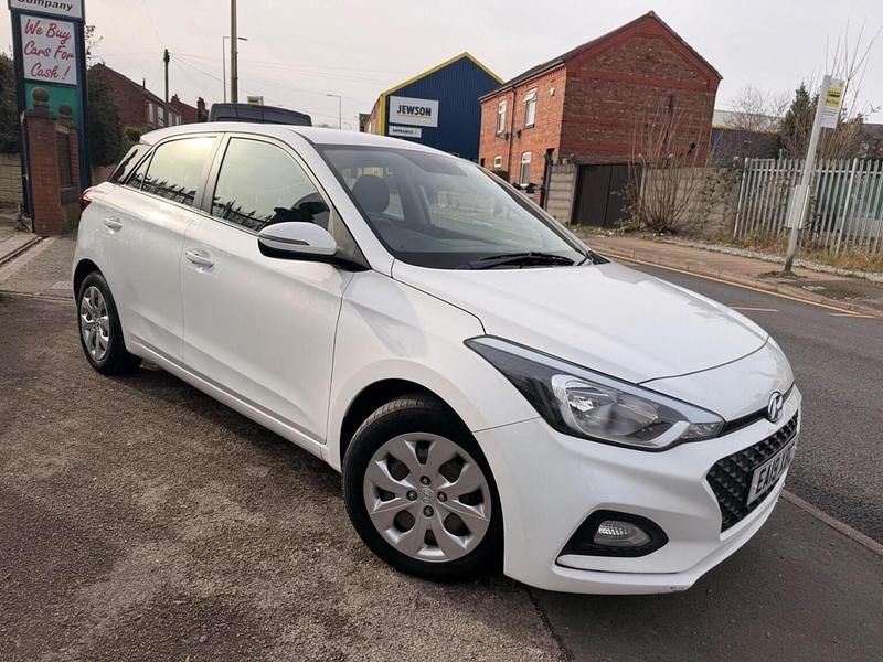 Used Hyundai i20 75 HP (55 kW) 2019 White Hatchback