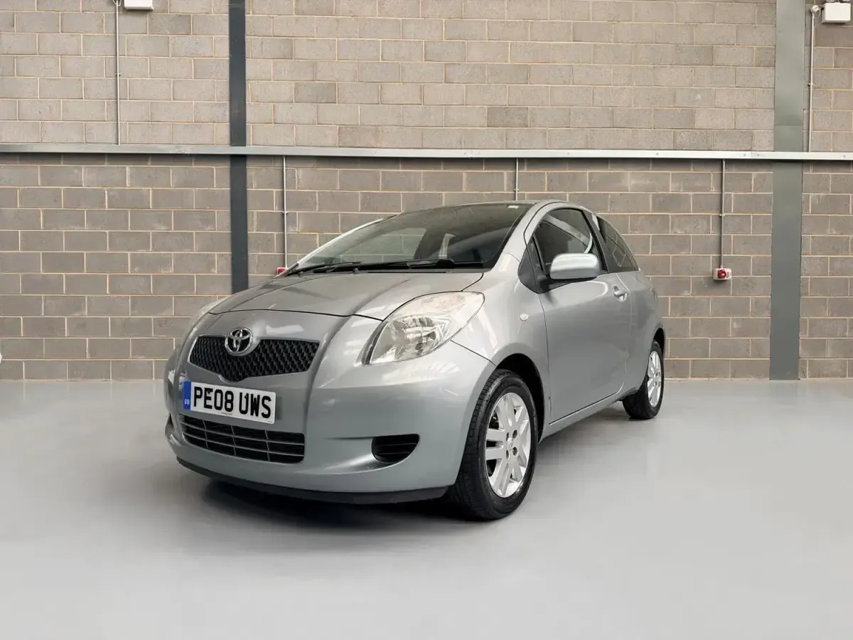 Begagnad Toyota Yaris 2008 Silver Halvkombi