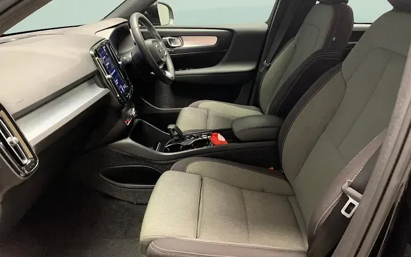 Second-hand Volvo XC40 Plus 211 CP (155 kW) 2022 Negru SUV