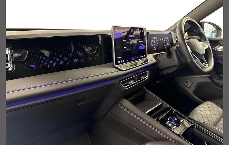 Used VW Tiguan R-line 267 HP (196 kW) 2025 Red SUV