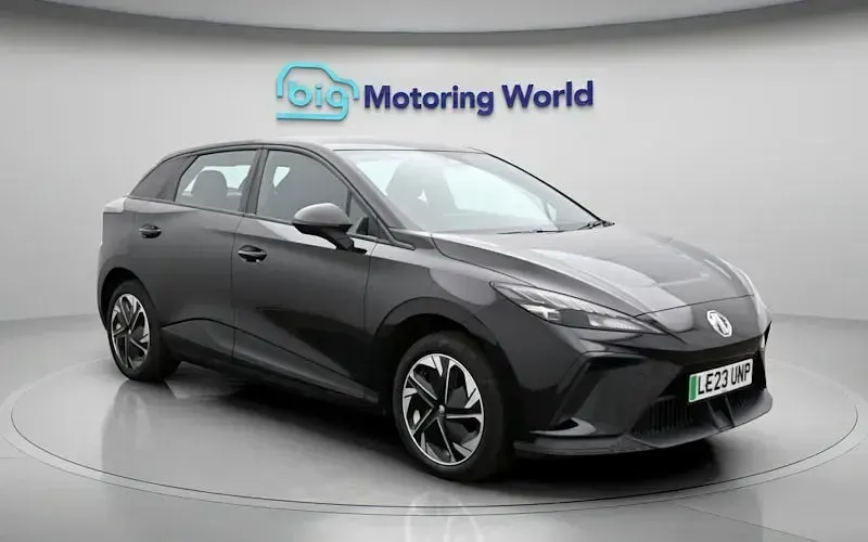 Begagnad MG MG4 EV SE 319 kW (435 HK) 2023 Svart Halvkombi