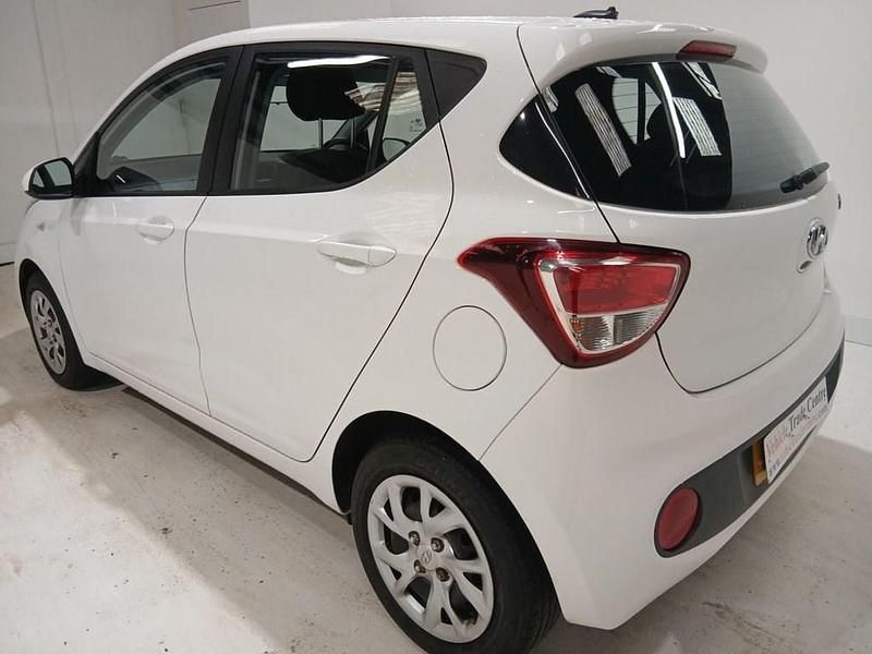Used Hyundai i10 SE 67 HP (49 kW) 2018 White Hatchback