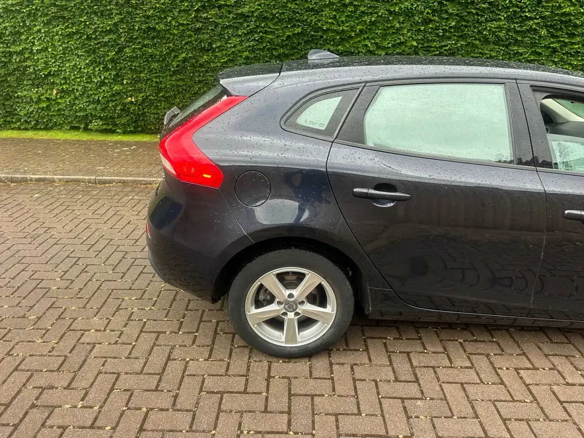 Used Volvo V40 120 HP (88 kW) 2016 Blue Hatchback